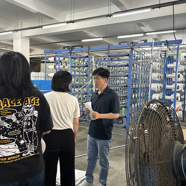 Προσαρμοσμένα ειδικά υφάσματα φίλτρου για τους κορεάτικους πελάτες που επισκέπτονται το εργοστάσιο Προσαρμοσμένα ειδικά υφάσματα φίλτρου για τους κορεάτικους πελάτες που επισκέπτονται το εργοστάσιο